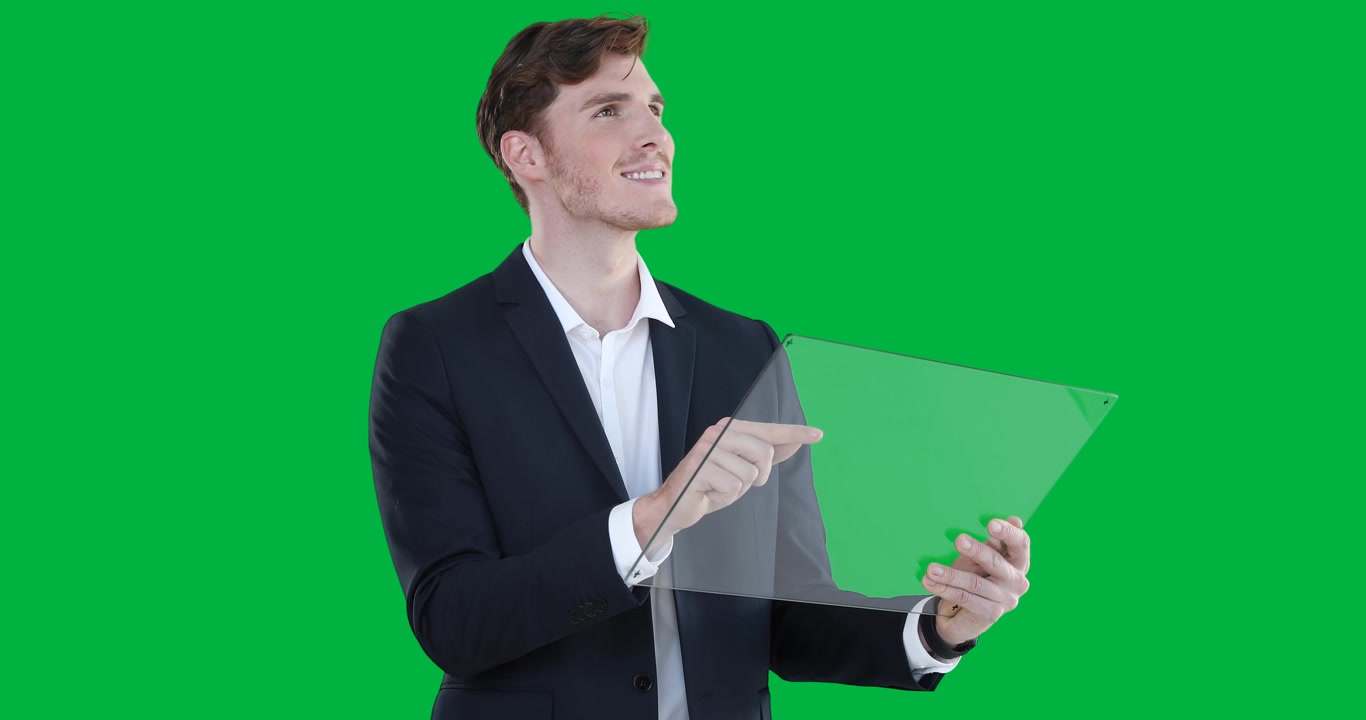 Uomo d'affari che tiene un tablet, tocca e crea grafici animati per demo, sfondo trasparente