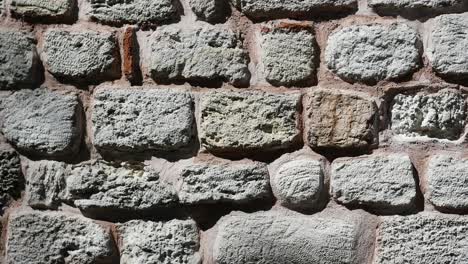 un primer plano de una vieja pared de piedra.