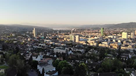 Drone-Lateral-Pan-Sobre-La-Ciudad-De-Zúrich-Al-Amanecer-4k