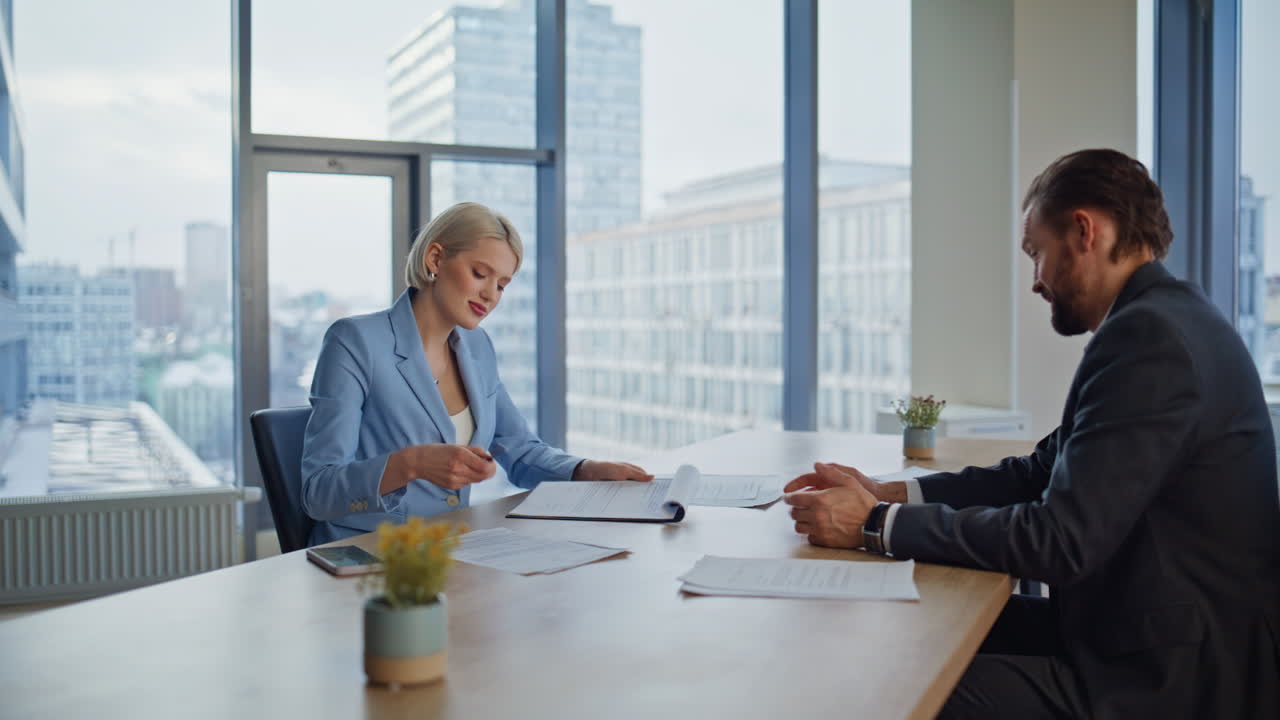 Partenaires commerciaux sur le point de signer un contrat, gros plan sur la table. Accord entre investisseurs.