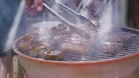 Zeitlupenaufnahme-Vom-Kochen-Auf-Einem-Grill-Mit-Sonnenstrahlen-Im-Rauch