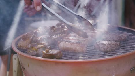 disparo en cámara lenta de cocinar en una barbacoa con rayos de sol en el humo