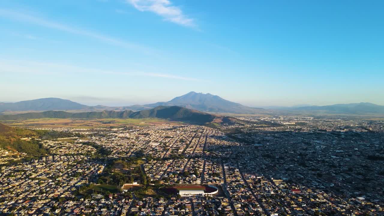 ciudad de tepic, nayarit rodeada de colinas