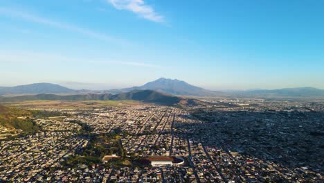 Ciudad-De-Tepic,-Nayarit-Rodeada-De-Cerros