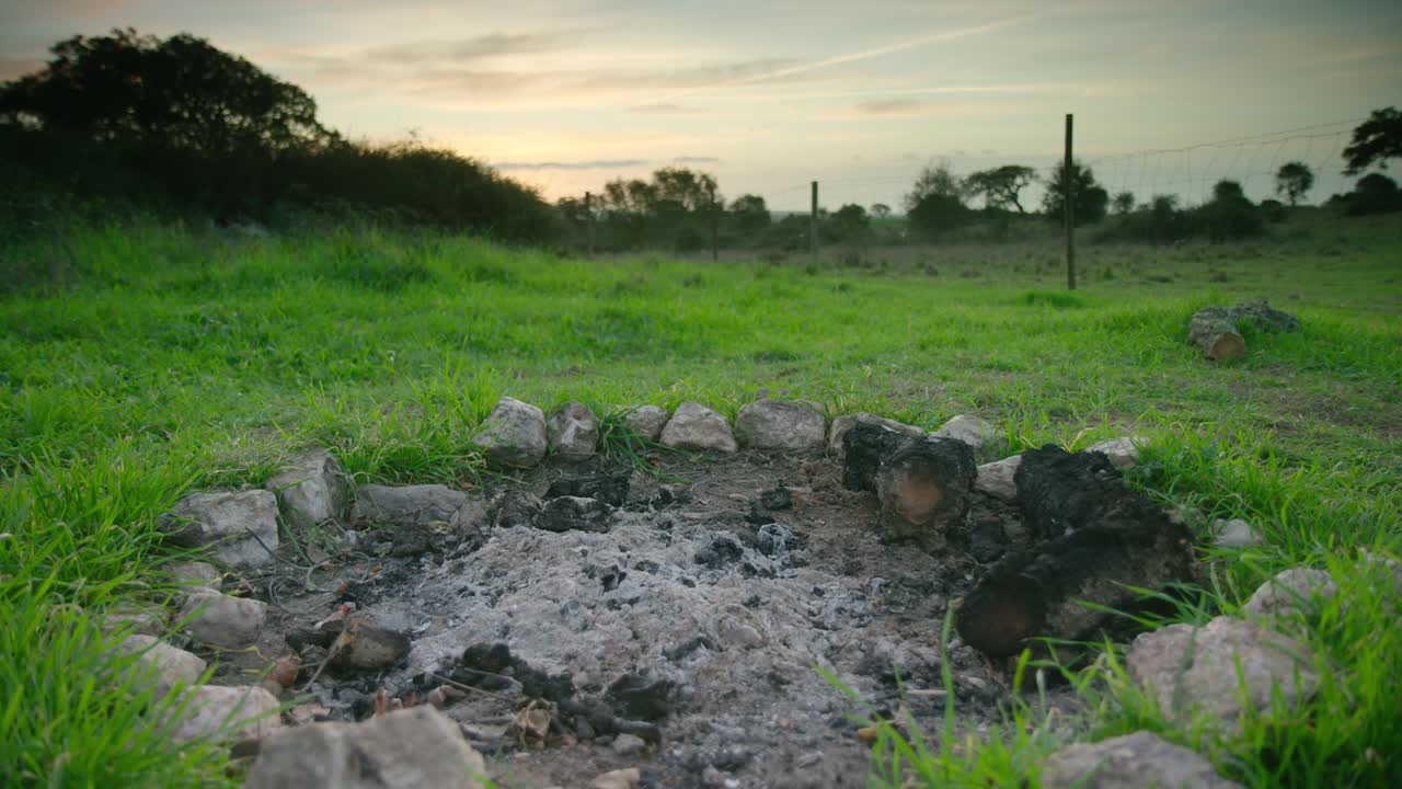 새벽에 시골의 돌 원 벽난로, 더 이상 불타지 않습니다