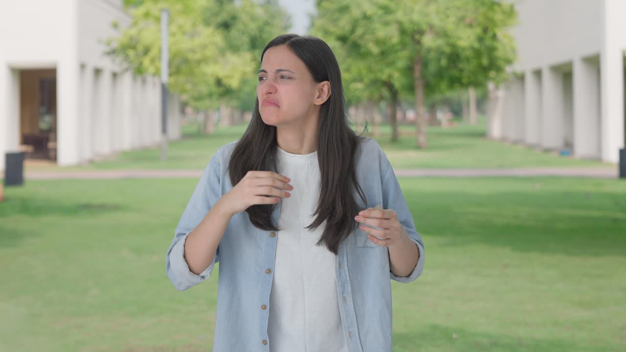 불쾌한  ⁇ 새로 방해받는 인도 소녀