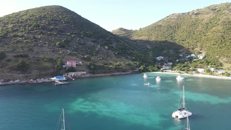 deleite de los navegantes, girando la antena del paraíso cerca del bar foxys en jost van dyke, islas vírgenes británicas