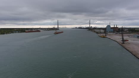 Drone-view-of-the-Detroit-River-in-Detroit,-Michigan