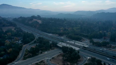 Lapso-De-Tiempo-Del-Tráfico-Matutino-En-Las-Colinas-Llenas-De-Humo-Del-Valle