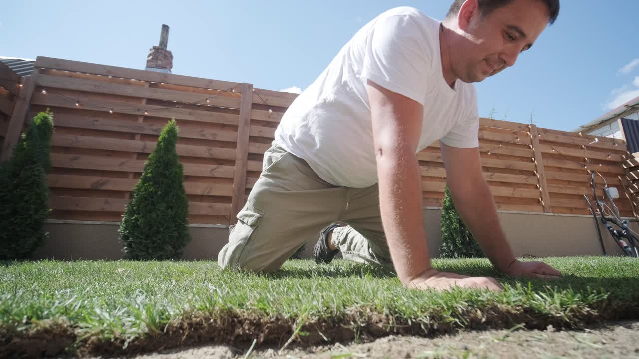 전문 정원사에 의해 설치 된 새로운 자연 잔디 잔디의 롤.