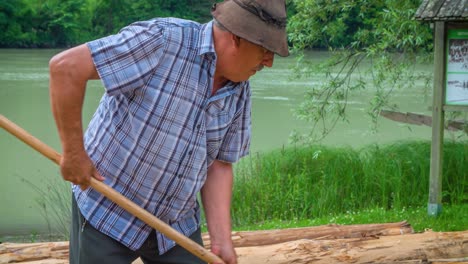 cámara lenta de un cincelado de madera balsero experto en un evento de rafting de madera