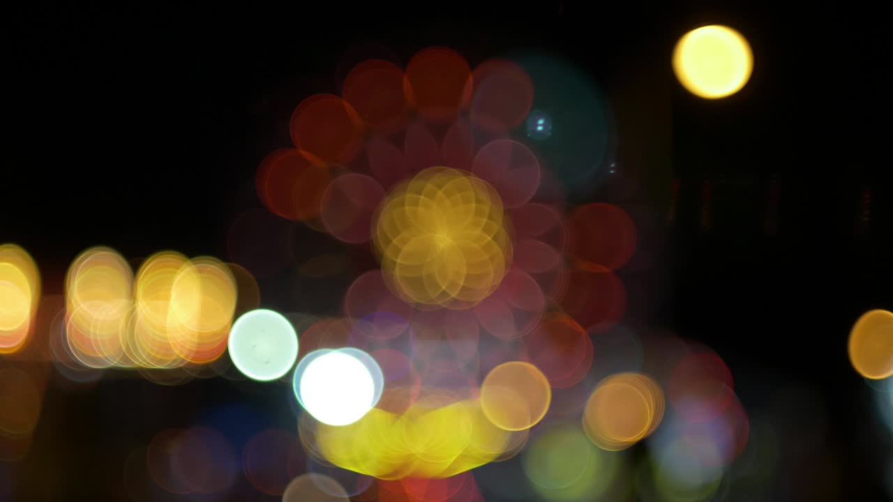 círculos de luz brillantes fuera de foco en el efecto bokeh de la noche