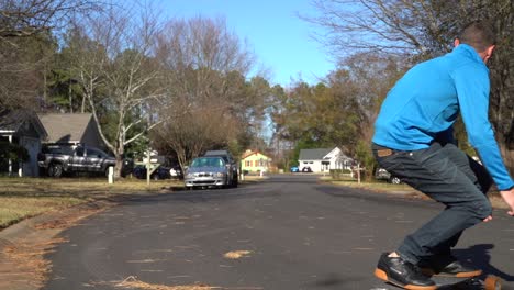 Joven-Montando-Hábilmente-Una-Patineta-Por-Una-Calle-De-Barrio---Cámara-Lenta