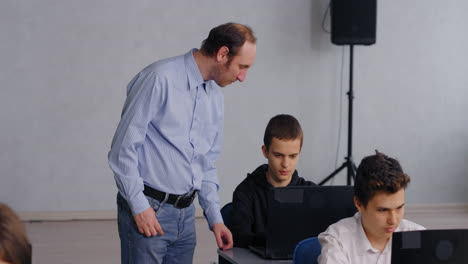 profesor ayudando a los estudiantes en un laboratorio de computación