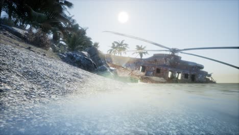 viejo helicóptero militar oxidado cerca de la isla