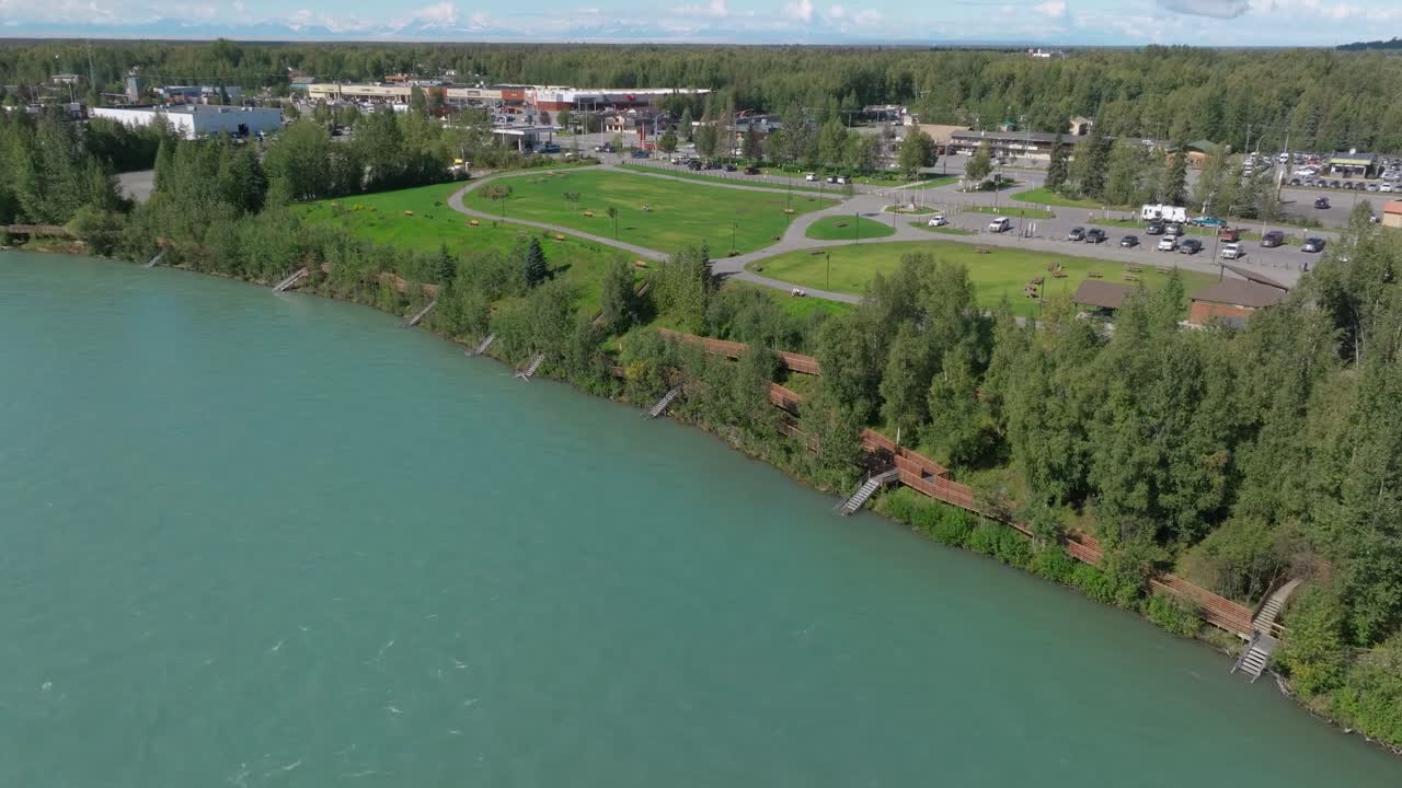 аэрофотосъемка парка солдотна-крик рядом с рекой кенай на аляске