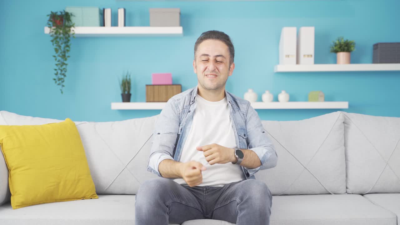 그 남자는 재미있는 방식으로 춤을 추고 있습니다.