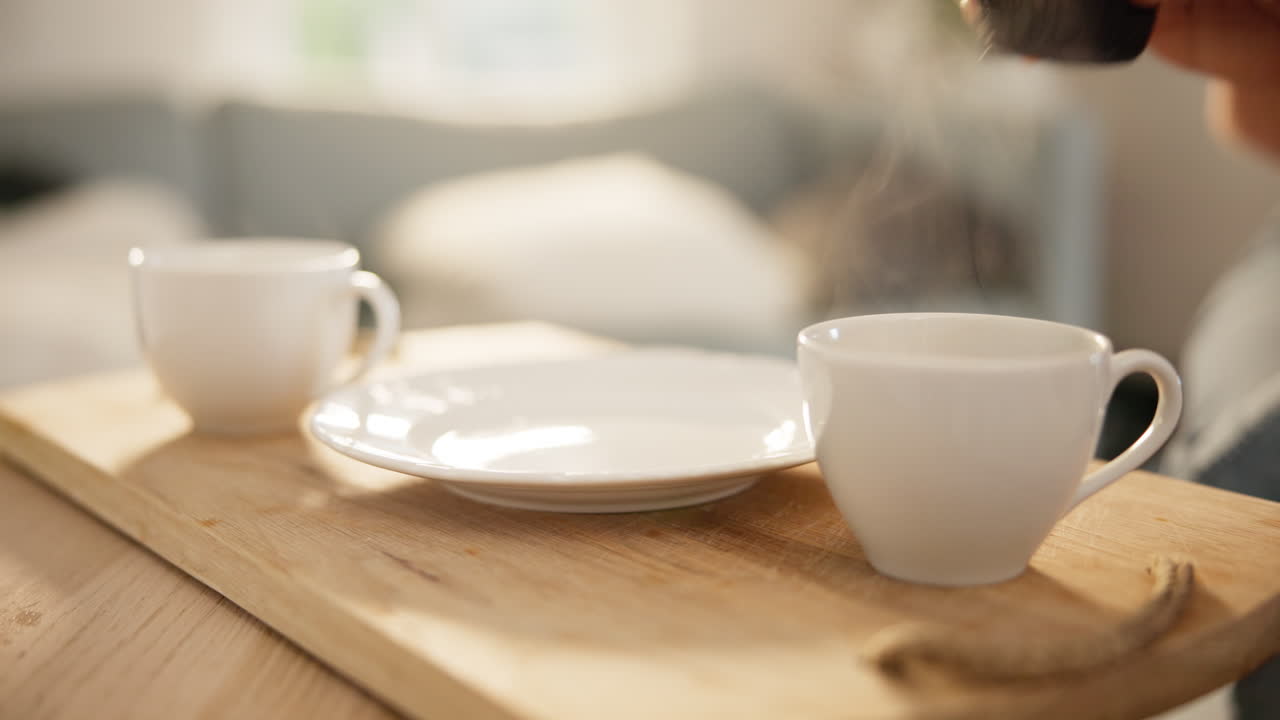 손, 컵케이크와 커피와 함께 테이블에 접시