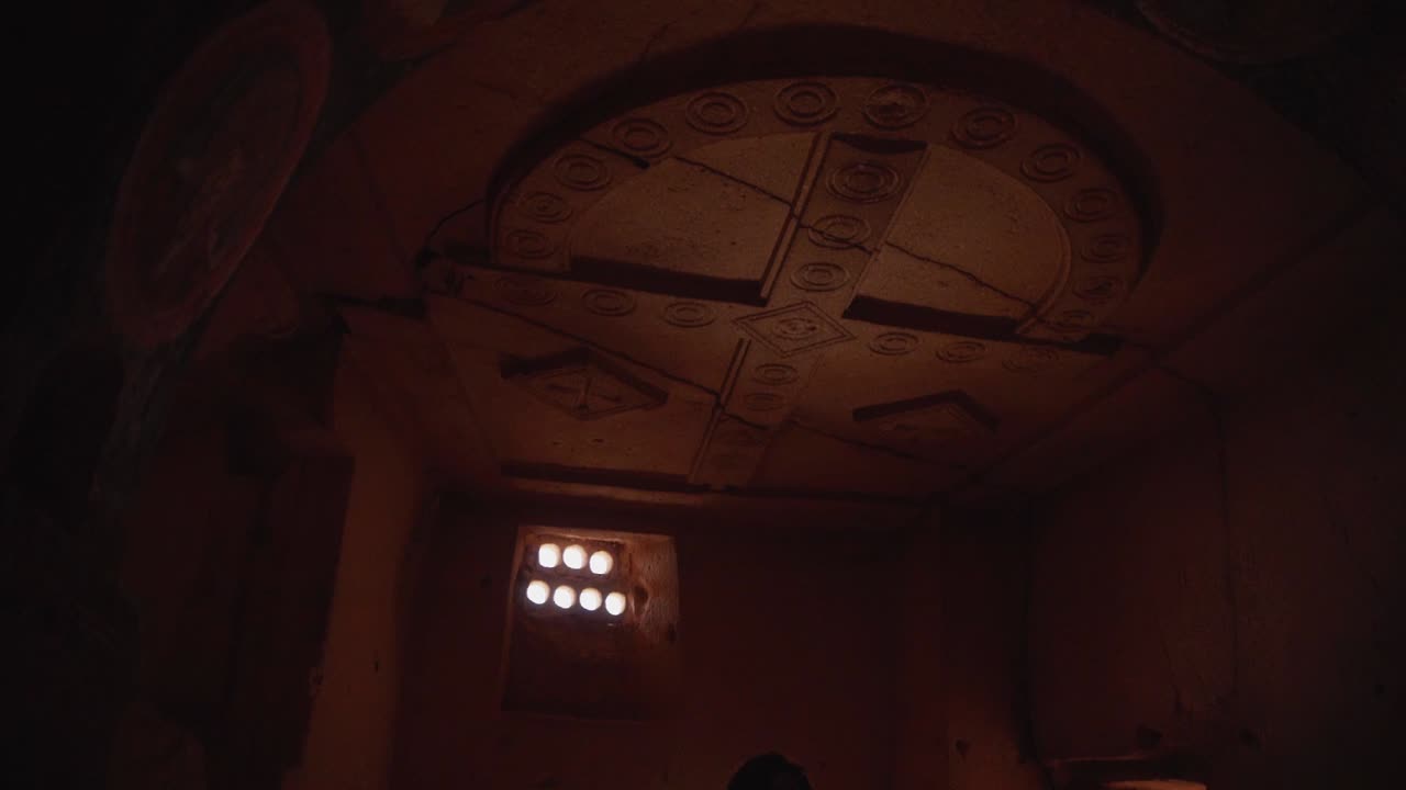 카파도키아, 터키의 고대 동굴 교회 내부 여행자 여자