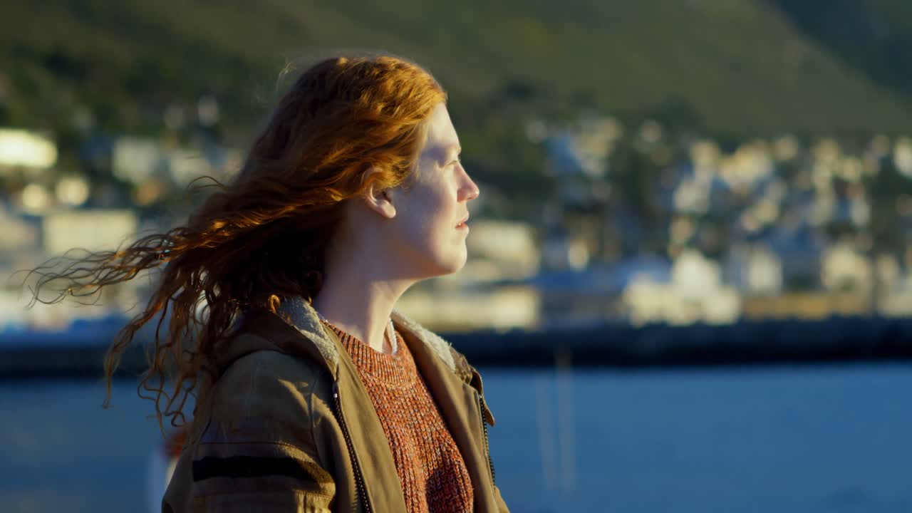 mujer de pie en el muelle 4k