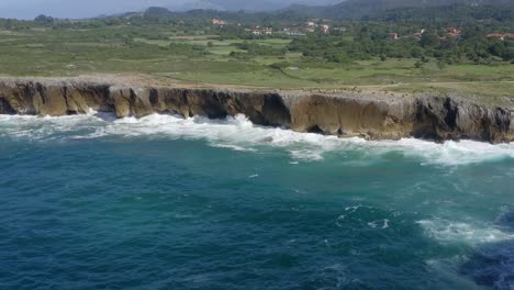 Impresionantes-Olas-Del-Océano-En-Cámara-Lenta-Chocan-En-Bufones-De-Pria-Asturias-España-Día-Soleado-Aéreo