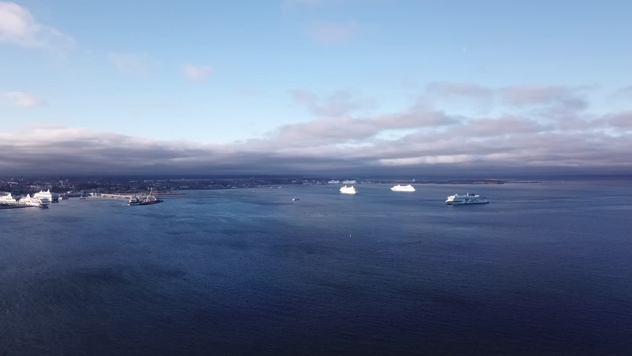 해안에서 움직이는 탈린 보트의 바다 해안에 흐린 하늘