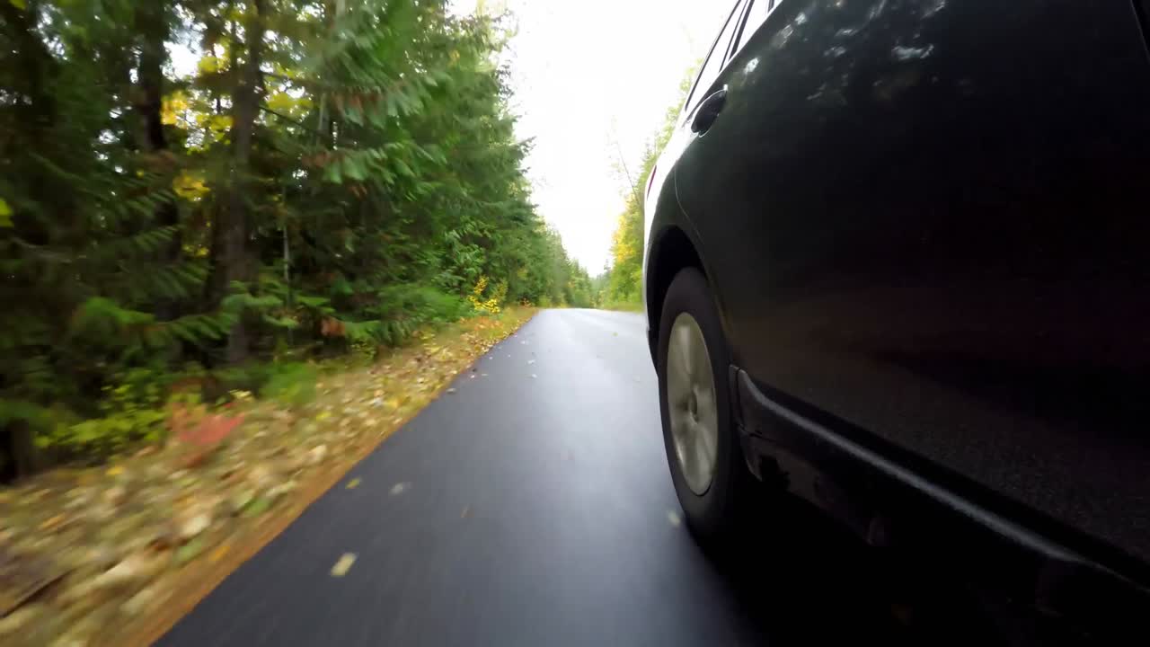 Auto che percorre una strada di campagna 4k