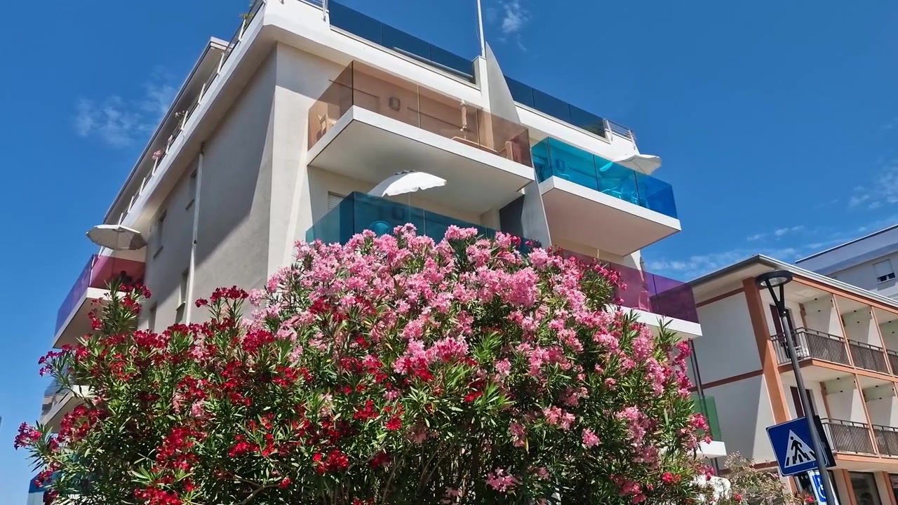 Edifícios de Apartamentos Modernos e Coloridos e Flores na Costa do Mar Adriático da Itália, Cidade de Bibione