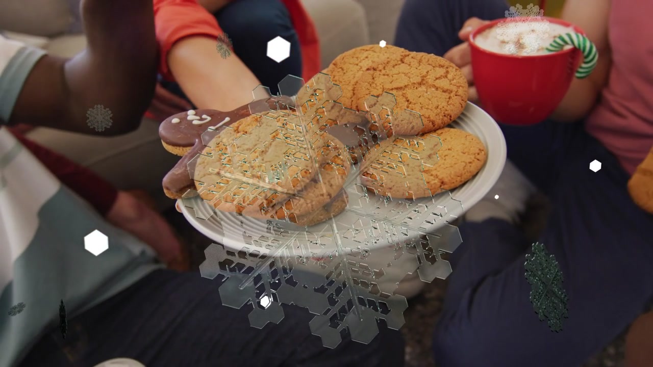 Amici che condividono biscotti sul divano, mani che si allungano e inclinano il piatto, fiocchi di neve che cadono per le festività.