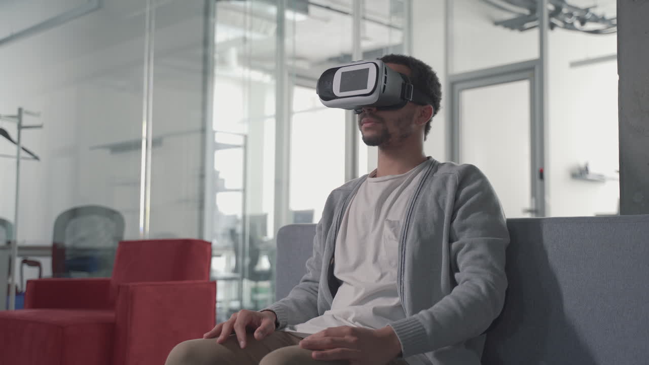 un joven negro navega con gafas vr 1