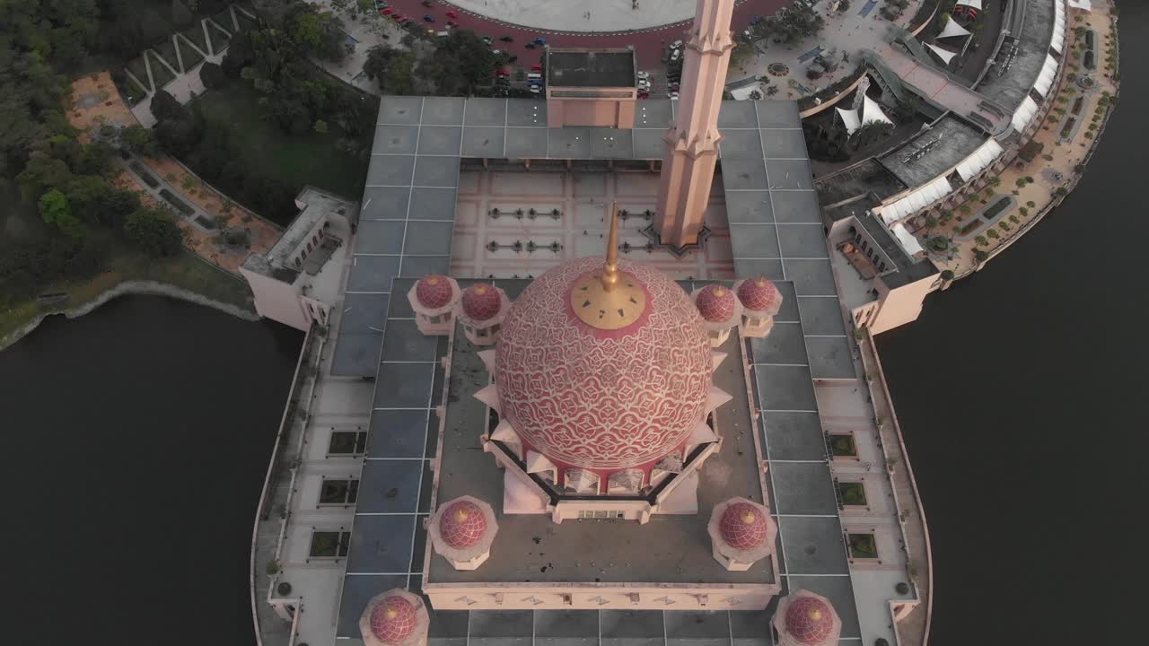 tomada desde arriba de la gran mezquita rosa putra en kuala lumpur, aérea