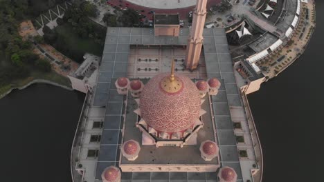 Toma-De-Arriba-Hacia-Abajo-De-La-Gran-Mezquita-Rosada-De-Putra-En-Kuala-Lumpur,-Aérea