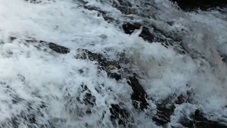 Agua-Rápida-Que-Fluye-Sobre-Rocas-En-La-Montaña