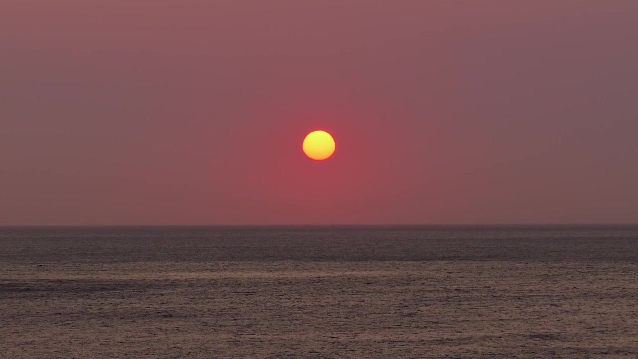 Matahari terbenam merah muda di atas Samudra di Cape Town, Afrika Selatan.