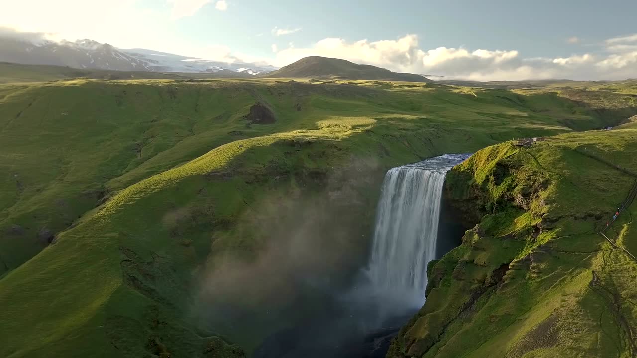 vista aérea de la cascada de skogafoss en la naturaleza de islandia verde