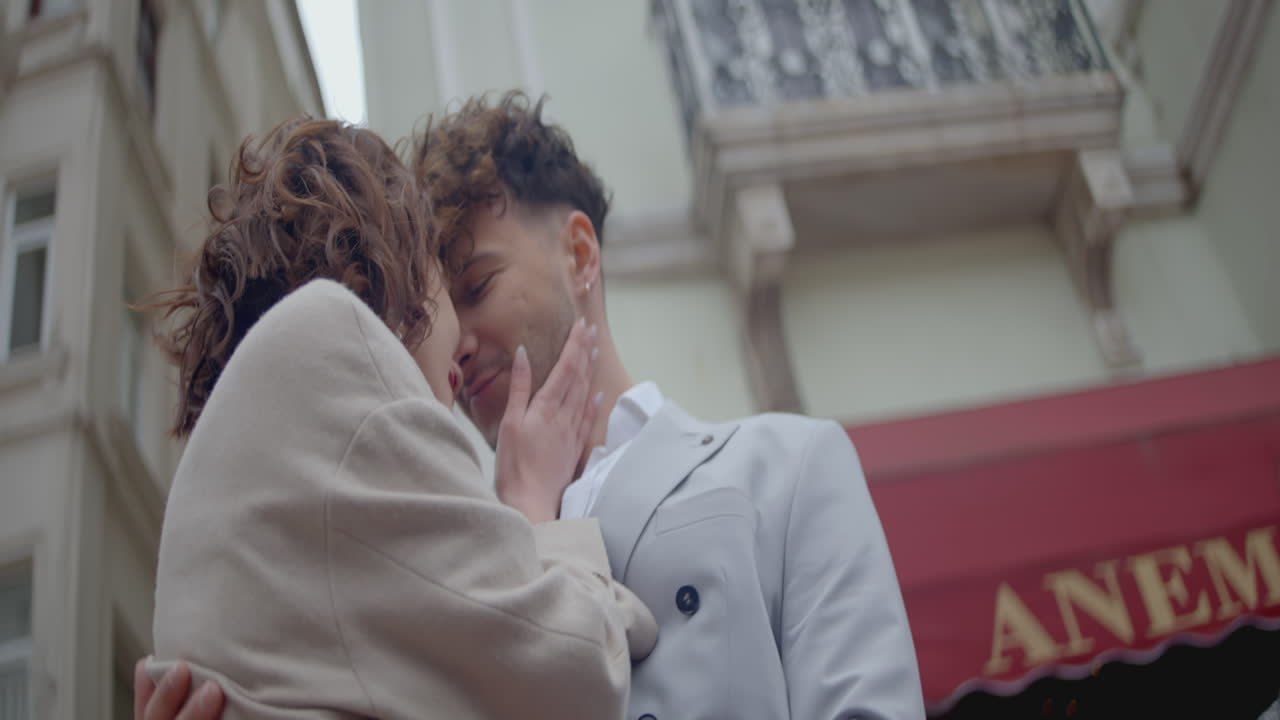 도시에서 키스하는 커플