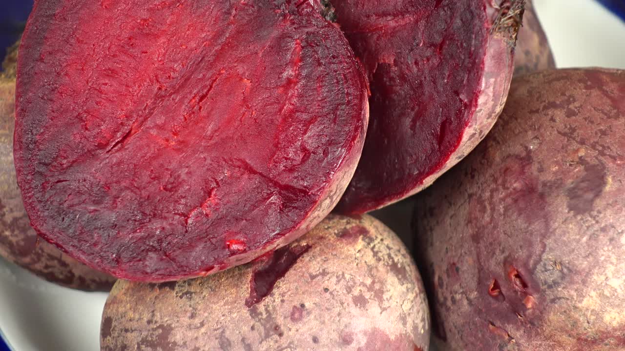Barbabietola rossa bollita calda. Riprese in cucina.