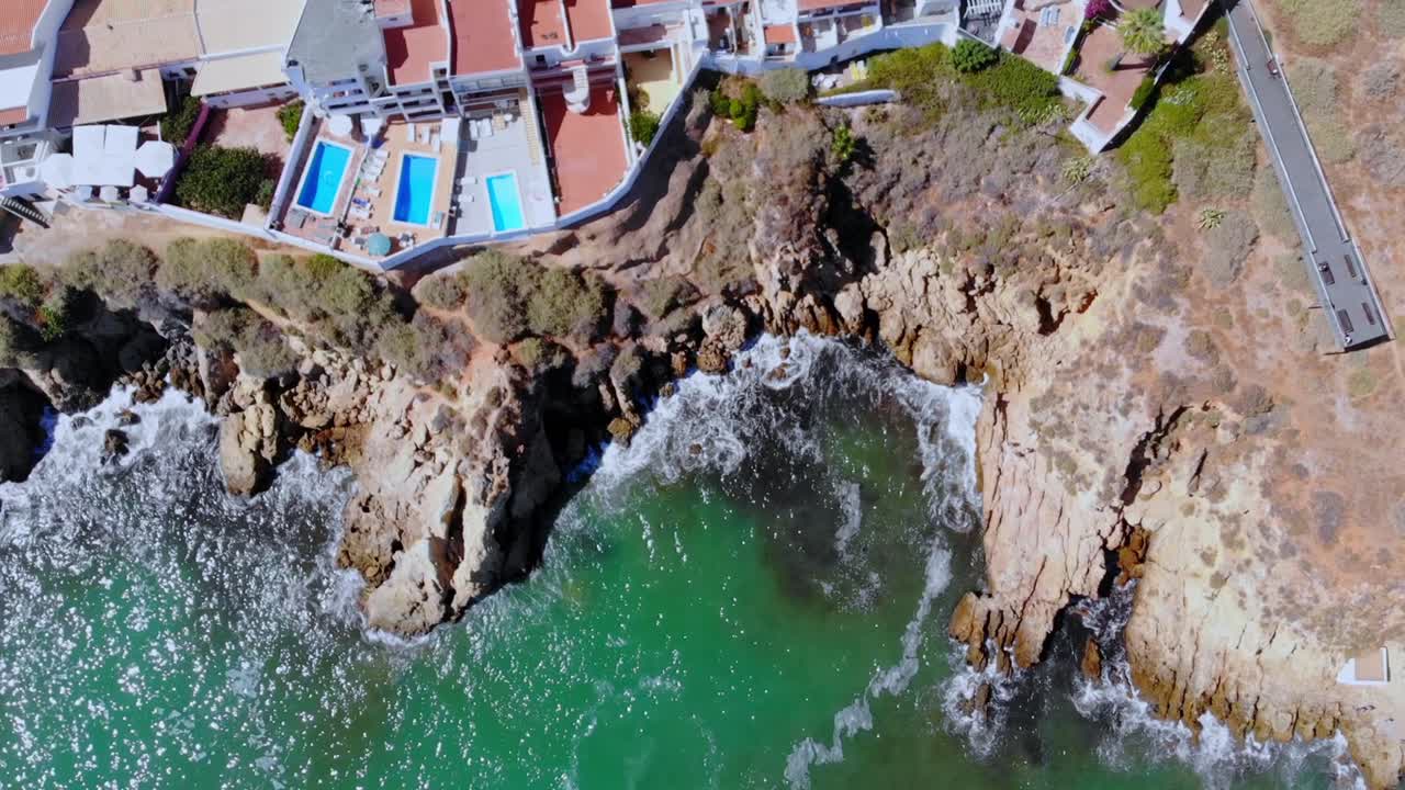 드론의  ⁇   ⁇ 이 땅 위로 들어오고 있습니다.