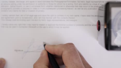 hombre de negocios sellando documento, director aprobando contrato, papeleo. notario público en la oficina sellando documento. hombre firmando contrato de banco de crédito. acuerdo legal. llenando contrato en papel.