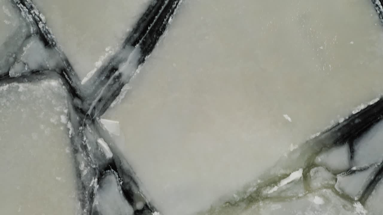 antena revelan capas de hielo en la superficie del agua