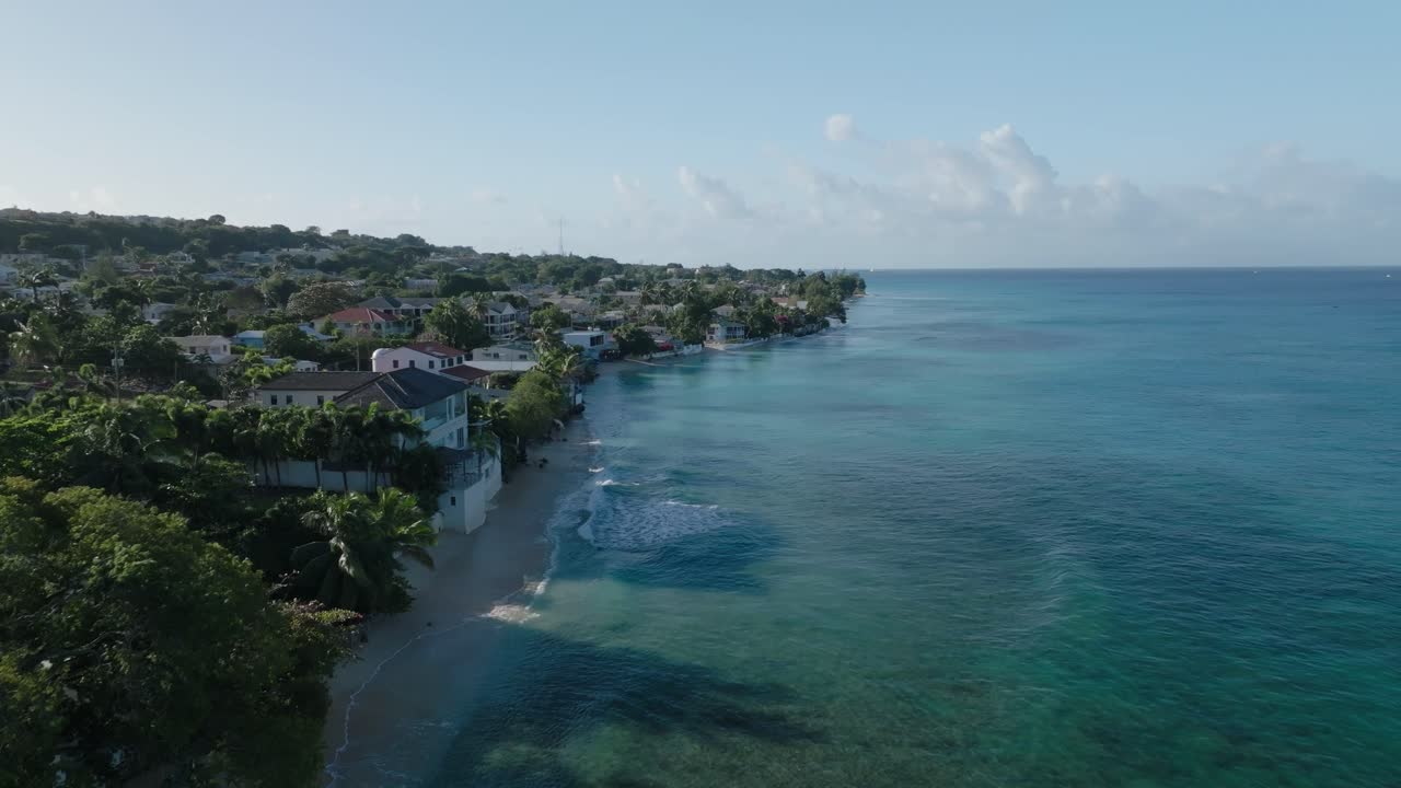 Metraje de dron de la Costa Oeste de Barbados, playas de lujo y azul infinito 17