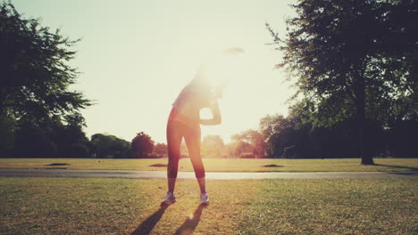 mujer haciendo ejercicio al aire libre en el parque por la mañana