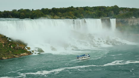 Cataratas-Del-Niágara-En-Un-Día-Nublado-Vista-Lateral-Canadiense-4k-Video