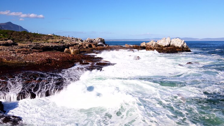 as ondas do mar espumantes batem na costa de hermanus.
