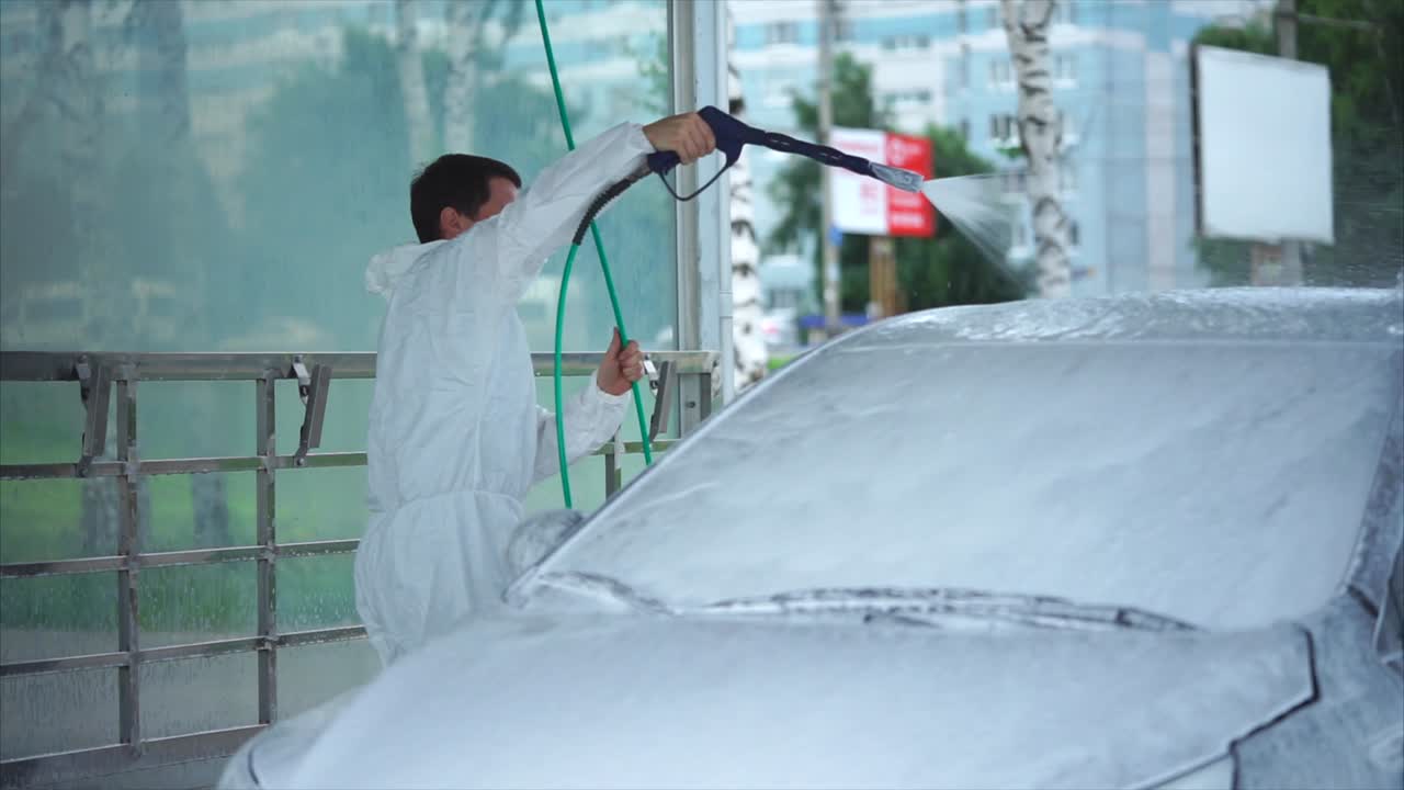 세차장에서 세차하는 남자