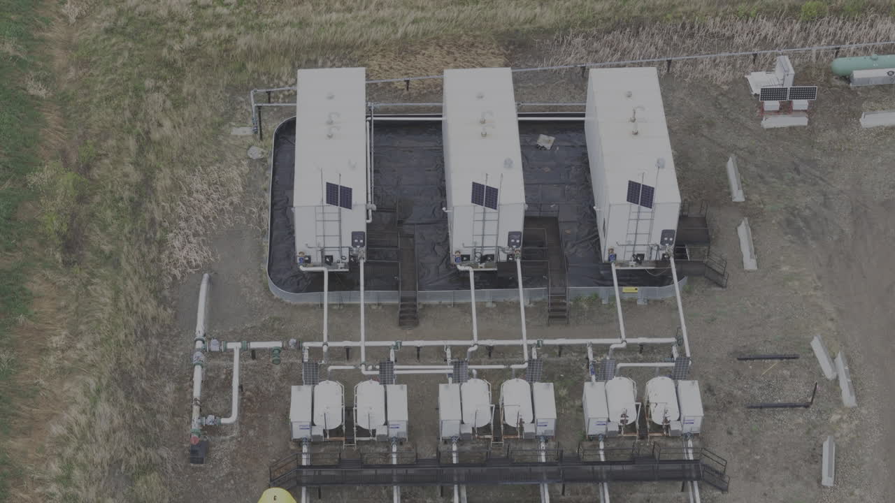 il drone cattura viste dettagliate delle infrastrutture fondamentali del petrolio e del gas, comprese le stazioni di pompaggio e i gasdotti, nel nord della british columbia.