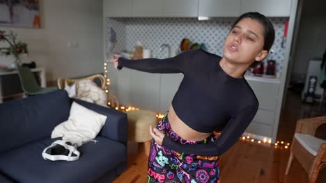 mujer bailando en casa