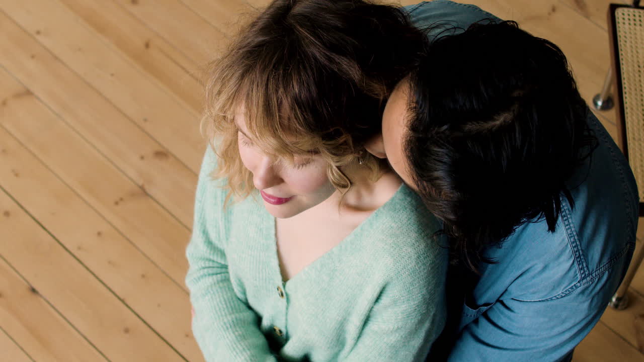 집에서 사랑에 빠진 커플