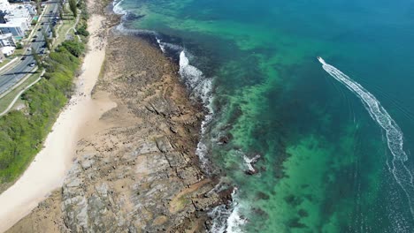 Soft-Waves-Splashing-at-the-Mooloolaba-Beach,-Maroochydore,-in-the-Sunshine-Coast-of-Queensland,-Australia