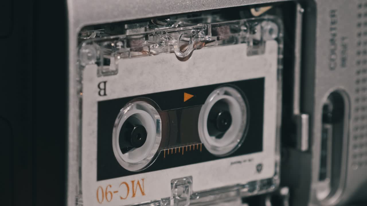 cassette de audio en el grabador de cinta jugando y girando